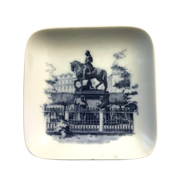 Royal Copenhagen Kongens Nytorv Decorative Plate - Picture 1 of 5